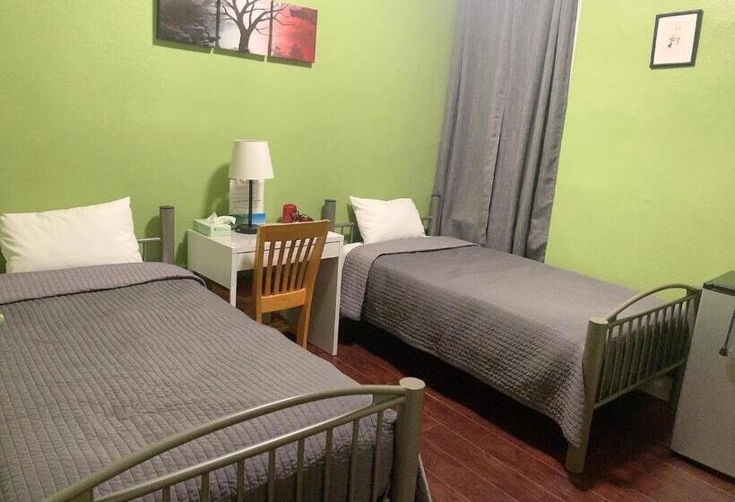 اتاق استاندارد با سرویس بهداشتی مشترک, Orange Village Hostel