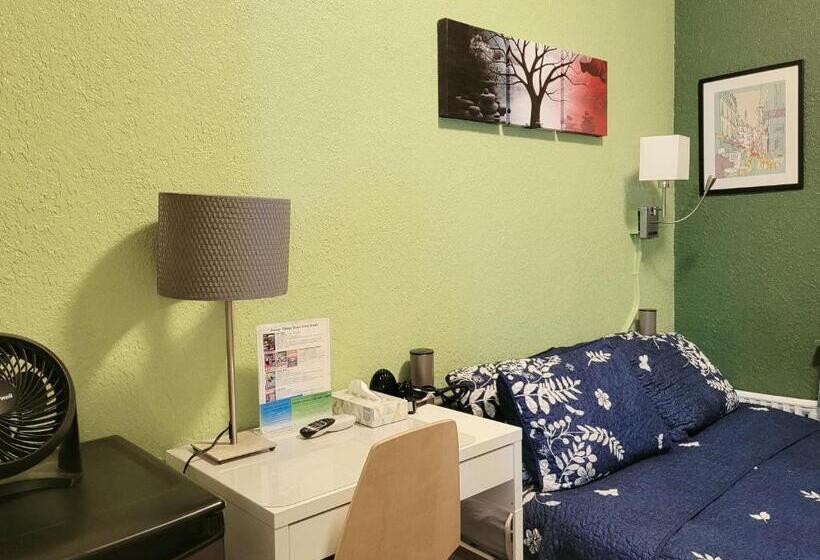 اتاق استاندارد با سرویس بهداشتی مشترک, Orange Village Hostel