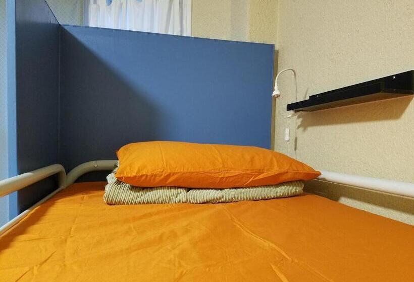 تختخواب در اتاق مشترک, Orange Village Hostel