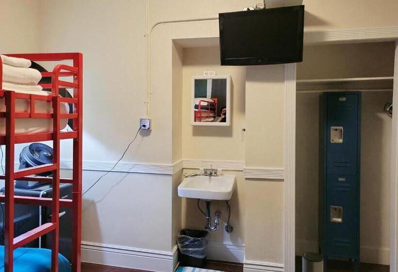 اتاق استاندارد سه تخته با سرویس بهداشتی مشترک, Orange Village Hostel