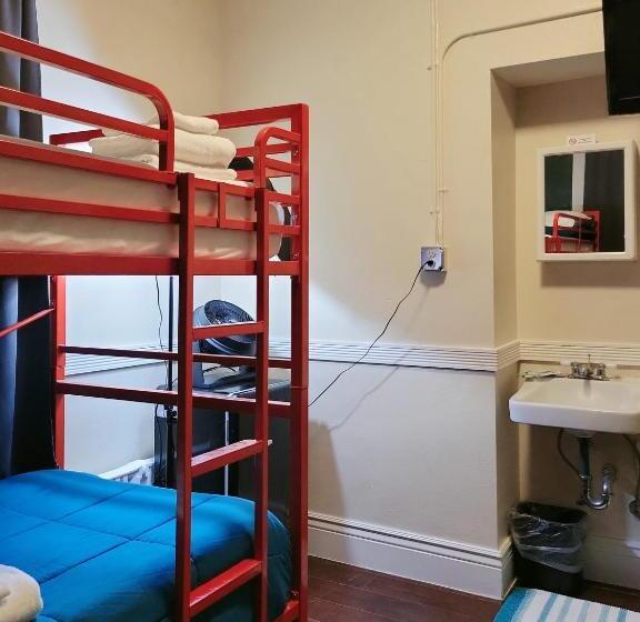 اتاق استاندارد سه تخته با سرویس بهداشتی مشترک, Orange Village Hostel