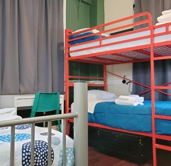 اتاق استاندارد سه تخته با سرویس بهداشتی مشترک, Orange Village Hostel