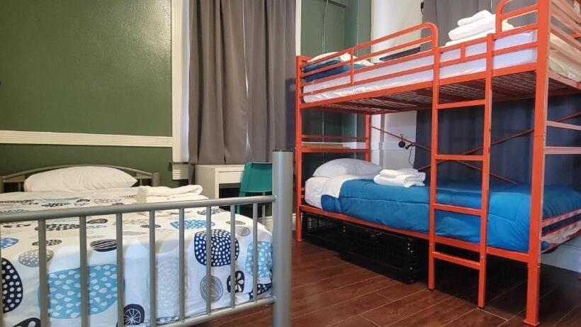 اتاق استاندارد سه تخته با سرویس بهداشتی مشترک, Orange Village Hostel