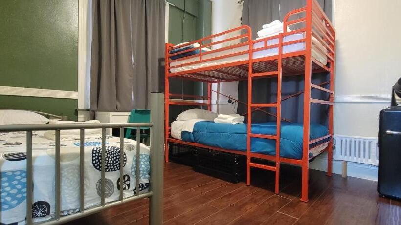اتاق استاندارد سه تخته با سرویس بهداشتی مشترک, Orange Village Hostel