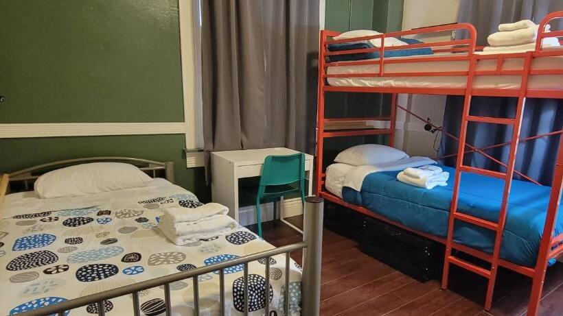 اتاق استاندارد سه تخته با سرویس بهداشتی مشترک, Orange Village Hostel