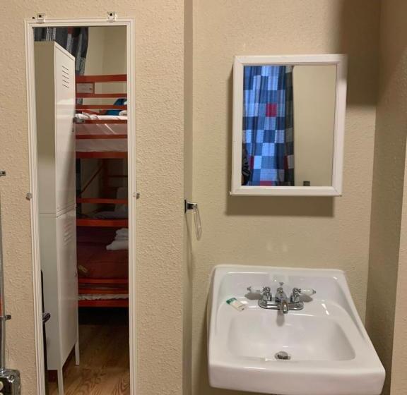 اتاق استاندارد سه تخته با سرویس بهداشتی مشترک, Orange Village Hostel