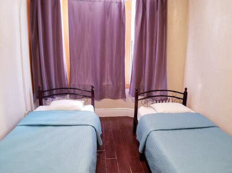 تختخواب در اتاق مشترک, Orange Village Hostel