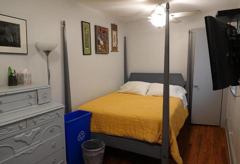 اتاق سه‌نفرۀ استاندارد با سرویس بهداشتی بیرون از اتاق, Ray's Bucktown Bed And Breakfast