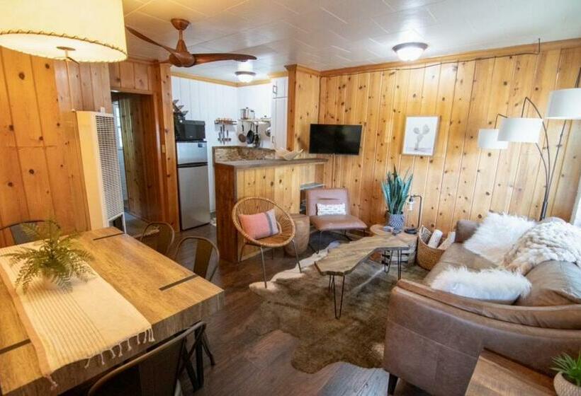 سوئیت 2 خوابه, Lake Front Cabins