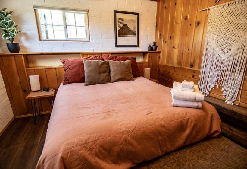سوئیت 2 خوابه, Lake Front Cabins