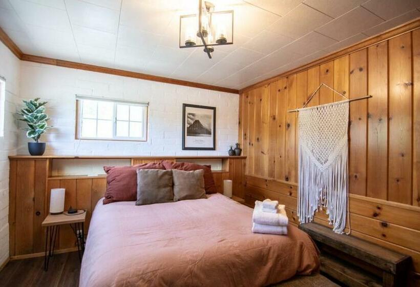 سوئیت 2 خوابه, Lake Front Cabins