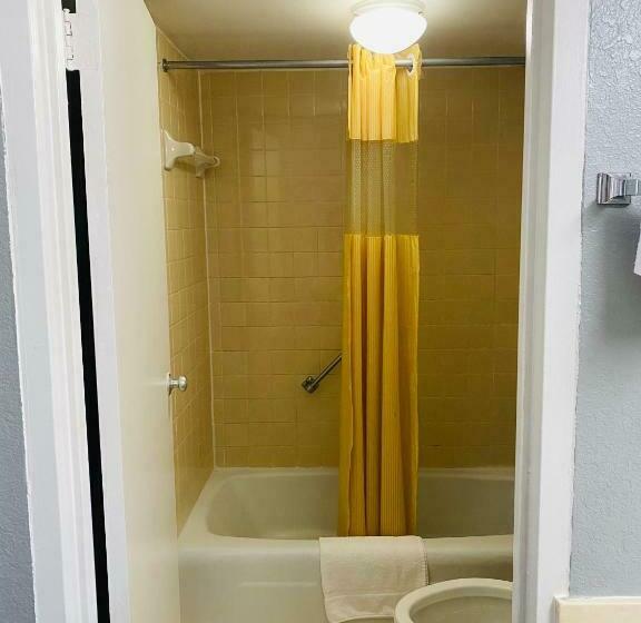 اتاق استاندارد با تخت بزرگ, Traveler's Place Inn & Suites