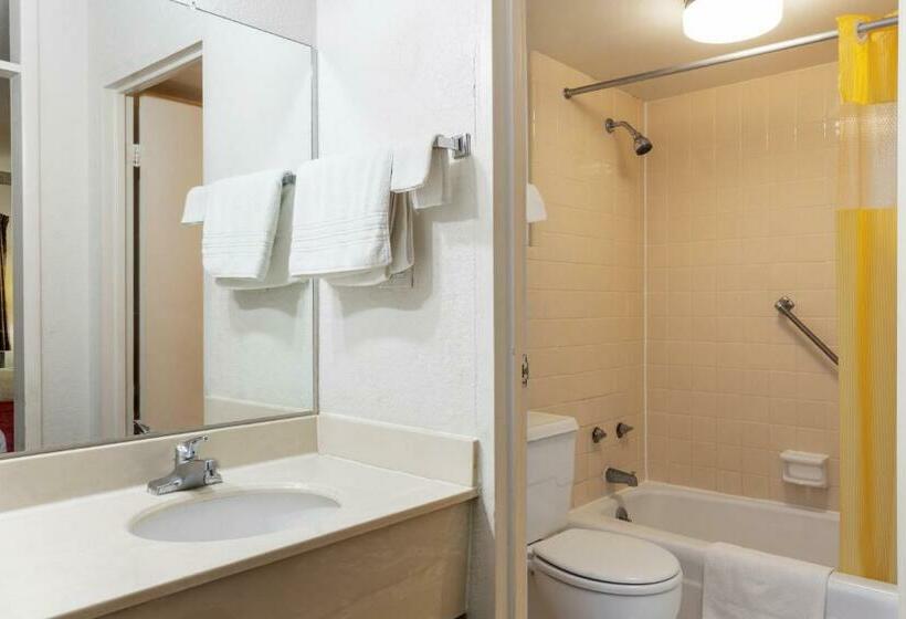 اتاق لوکس, Traveler's Place Inn & Suites