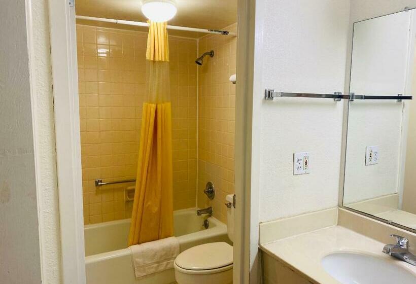 سوئیت 2 خوابه, Traveler's Place Inn & Suites