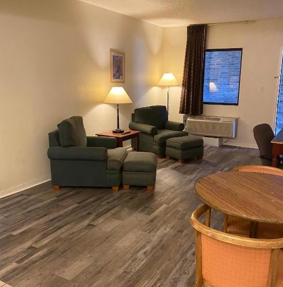 سوئیت 2 خوابه, Traveler's Place Inn & Suites