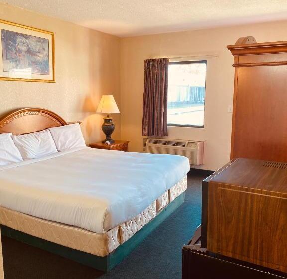 اتاق استاندارد با تخت بزرگ برای معلولان, Traveler's Place Inn & Suites