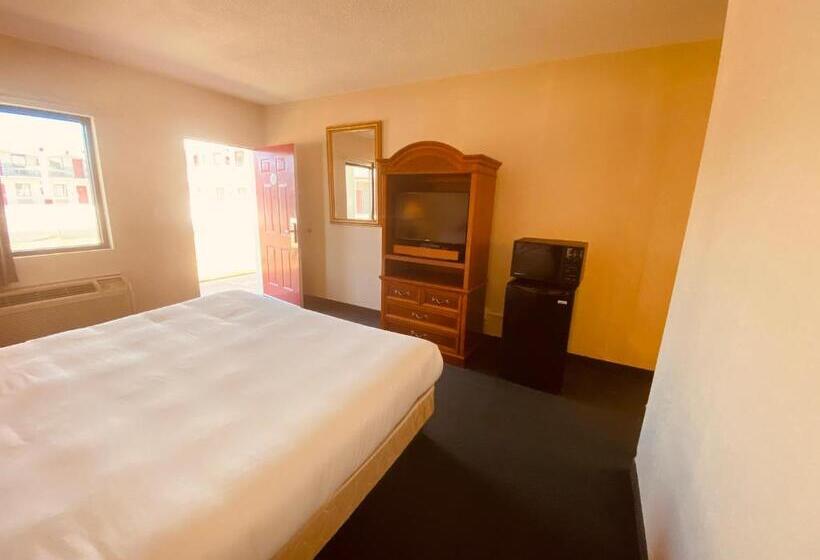 اتاق استاندارد با تخت بزرگ برای معلولان, Traveler's Place Inn & Suites