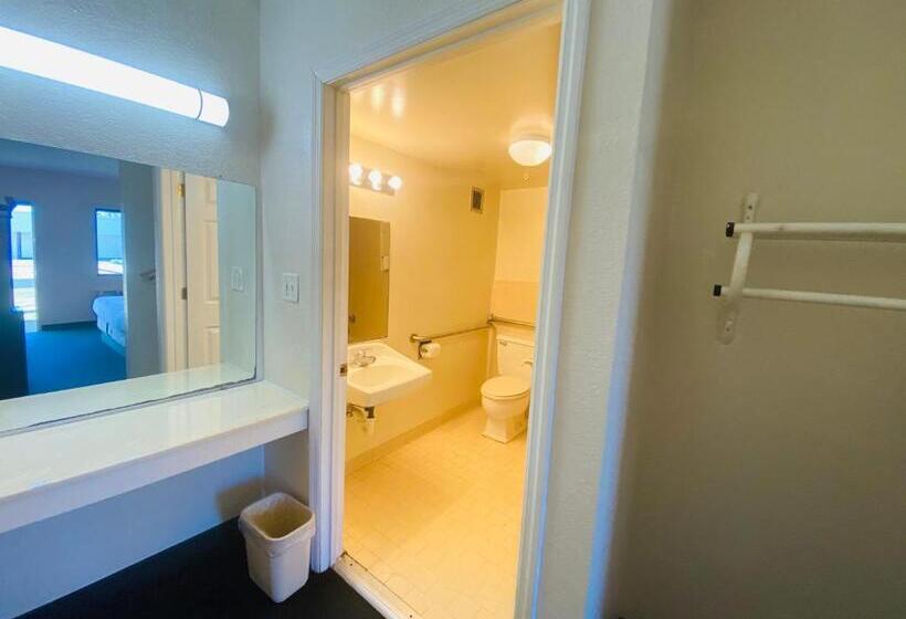 اتاق استاندارد با تخت بزرگ برای معلولان, Traveler's Place Inn & Suites