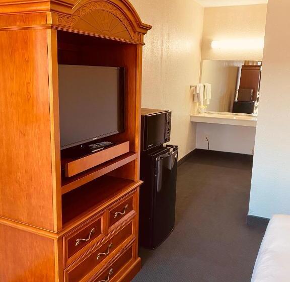 اتاق استاندارد با تخت بزرگ برای معلولان, Traveler's Place Inn & Suites