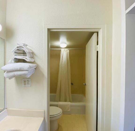 اتاق استاندارد, Traveler's Place Inn & Suites