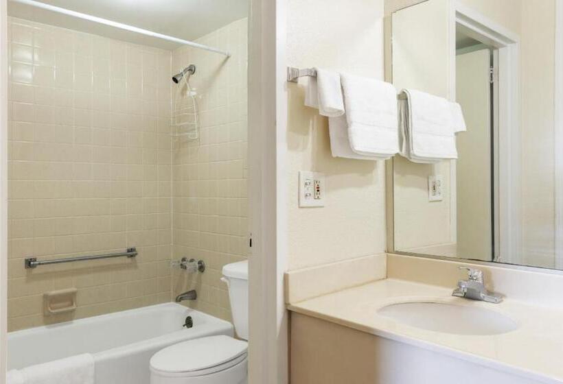 سوییت, Traveler's Place Inn & Suites