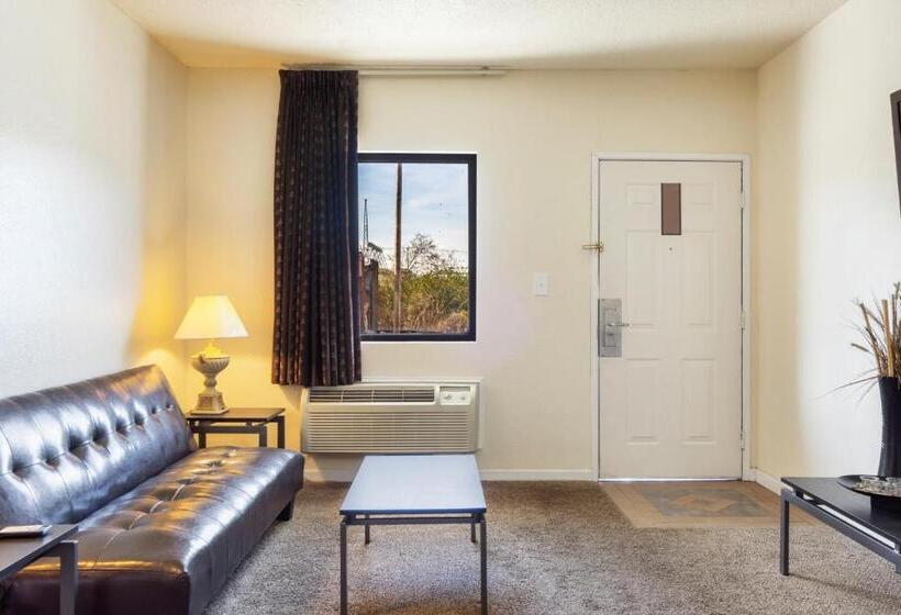 سوییت, Traveler's Place Inn & Suites