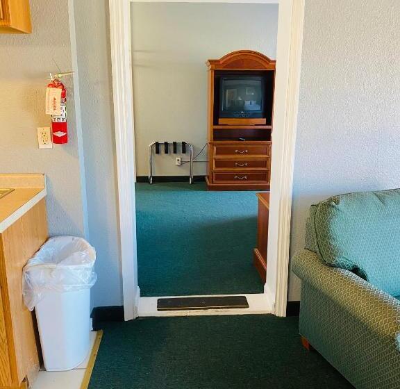 سوییت, Traveler's Place Inn & Suites