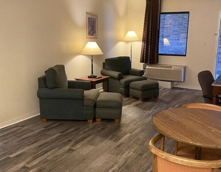 سوئیت 2 خوابه, Traveler's Place Inn & Suites