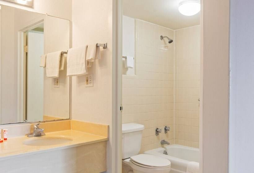 سوئیت 2 خوابه, Traveler's Place Inn & Suites