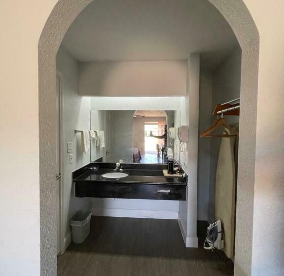 اتاق استاندارد با تخت بزرگ, Western Inn