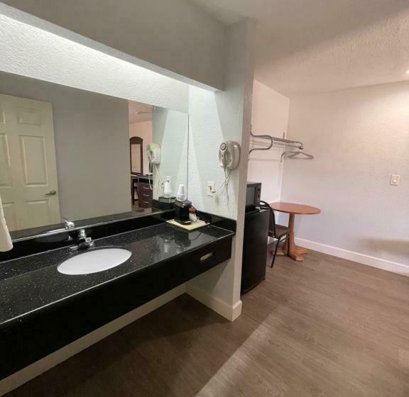 اتاق استاندارد با تخت بزرگ, Western Inn