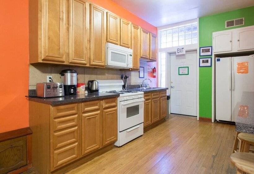 تختخواب در اتاق مشترک, Wrigley Hostel   Chicago