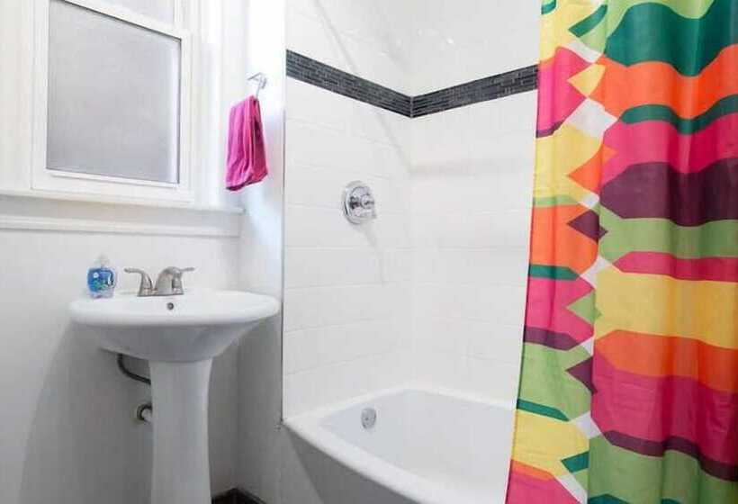 تختخواب در اتاق مشترک, Wrigley Hostel   Chicago