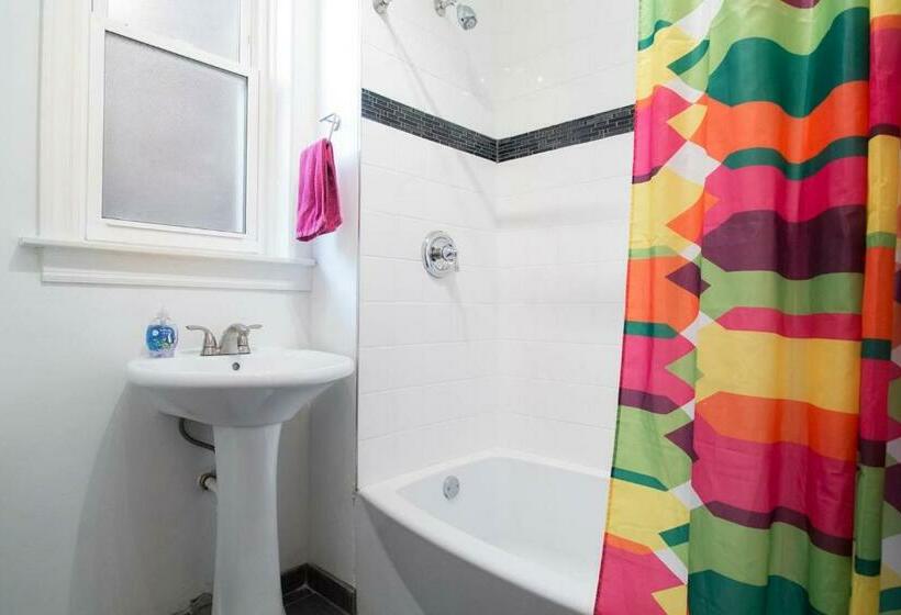 اتاق لوکس, Wrigley Hostel   Chicago