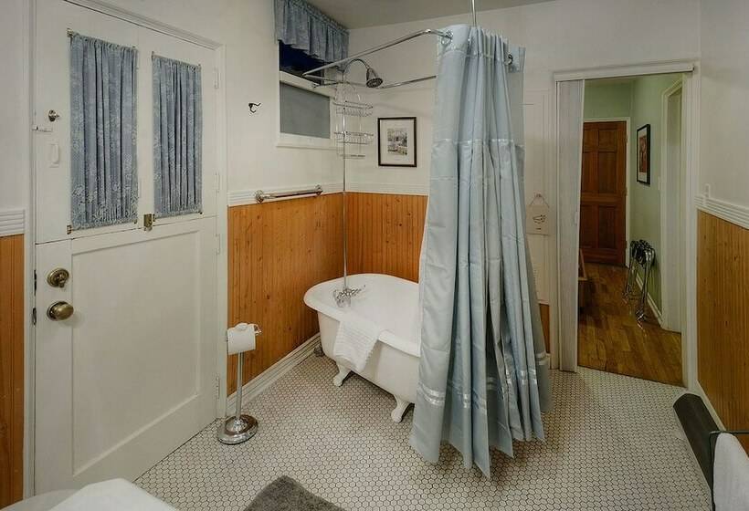 سوییت لوکس, The Blenman Inn