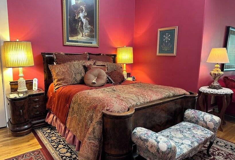 سوییت لوکس, The Blenman Inn
