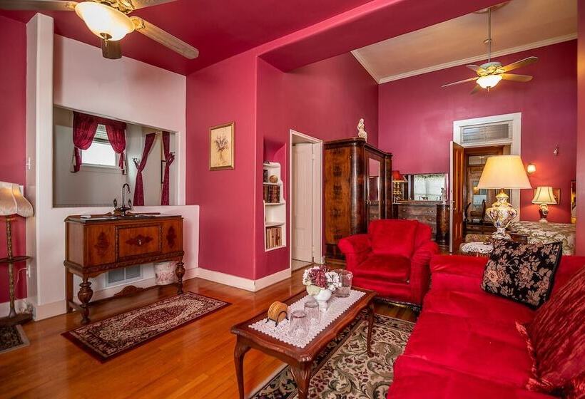 سوییت لوکس, The Blenman Inn