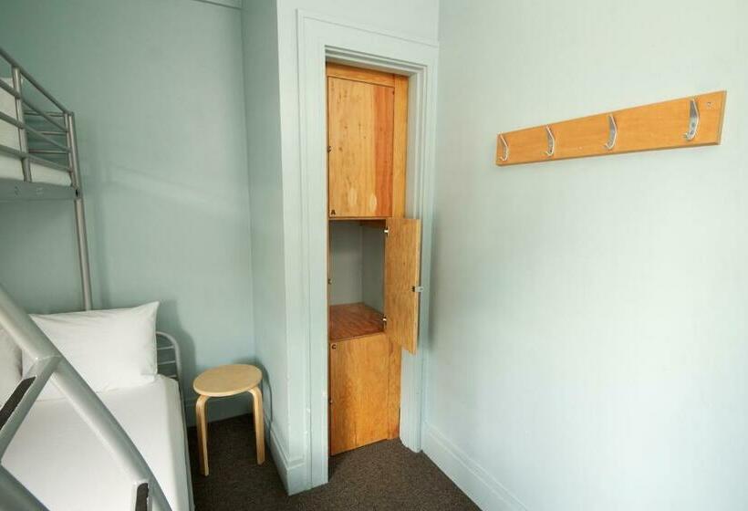 اتاق استاندارد با سرویس بهداشتی مشترک, American Hotel Hostel