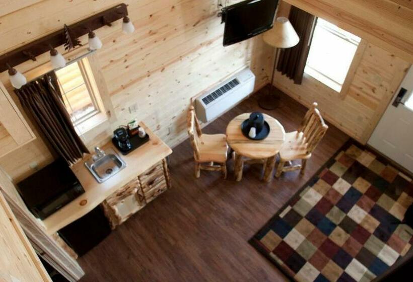 کابین, Cabins Of Mackinac & Lodge