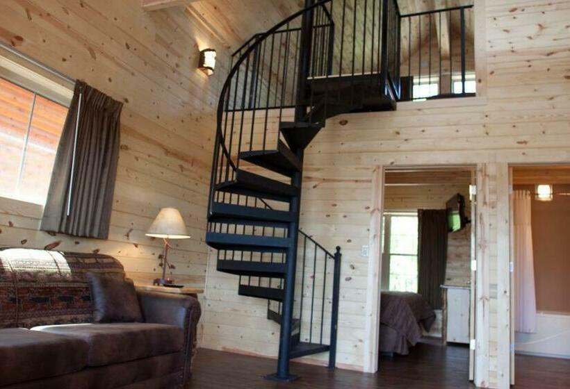سوییت خانوادگی, Cabins Of Mackinac & Lodge