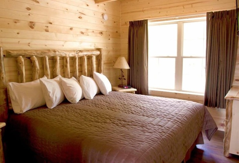 کابین, Cabins Of Mackinac & Lodge