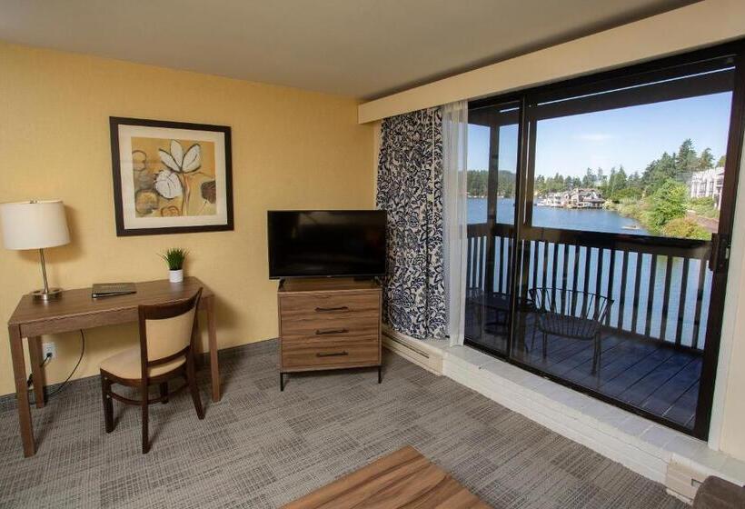 Suite with lake view, Lakeshore Inn