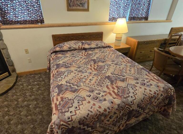 اتاق لوکس سه تخته, Jared S Wild Rose Ranch Resort