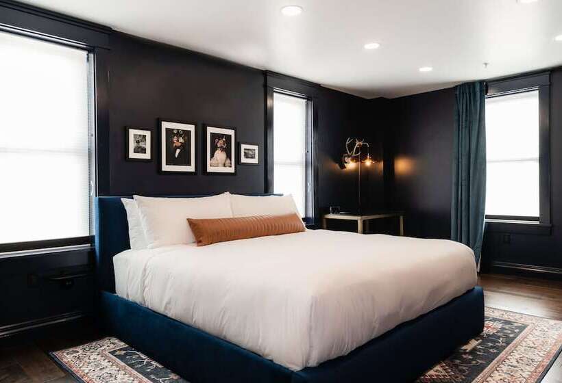 اتاق لوکس, The Hotel Melrose