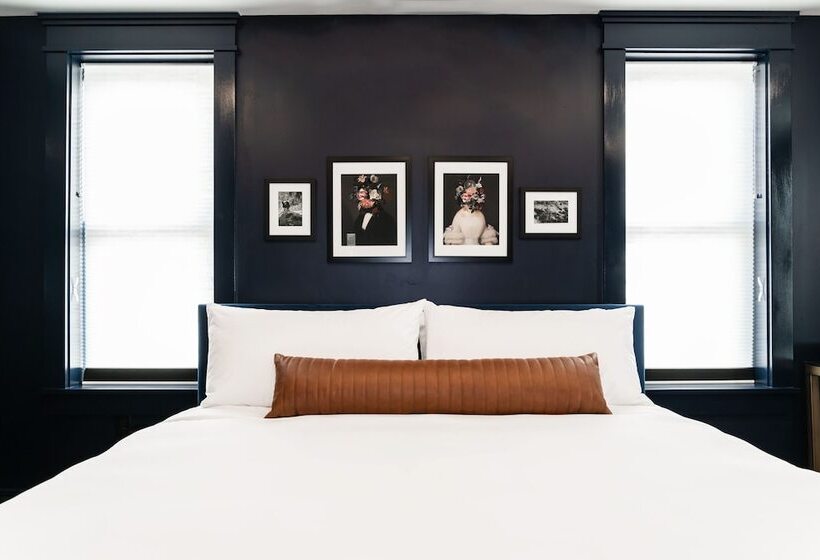 اتاق لوکس, The Hotel Melrose