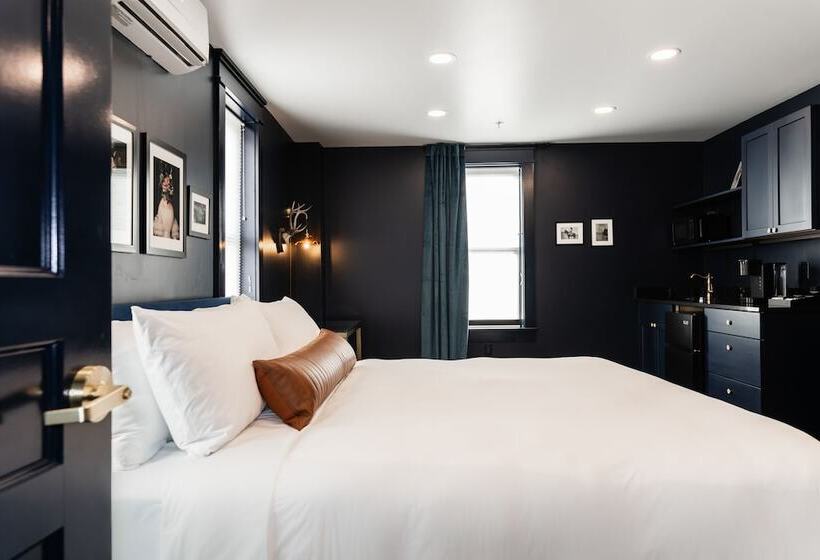اتاق لوکس, The Hotel Melrose