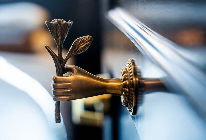 اتاق لوکس, The Hotel Melrose
