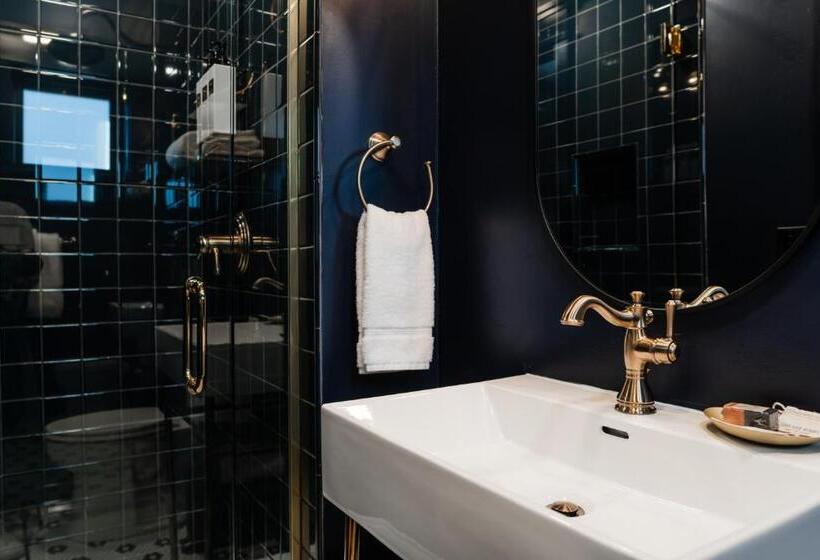 سوئیت با تخت بزرگ, The Hotel Melrose