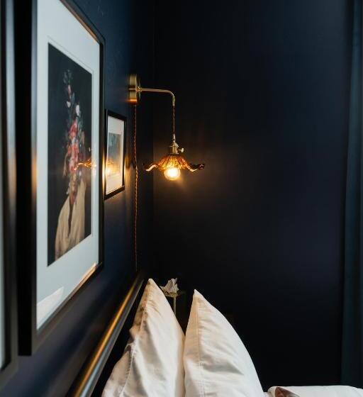سوییت لوکس, The Hotel Melrose