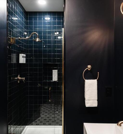 سوییت لوکس, The Hotel Melrose